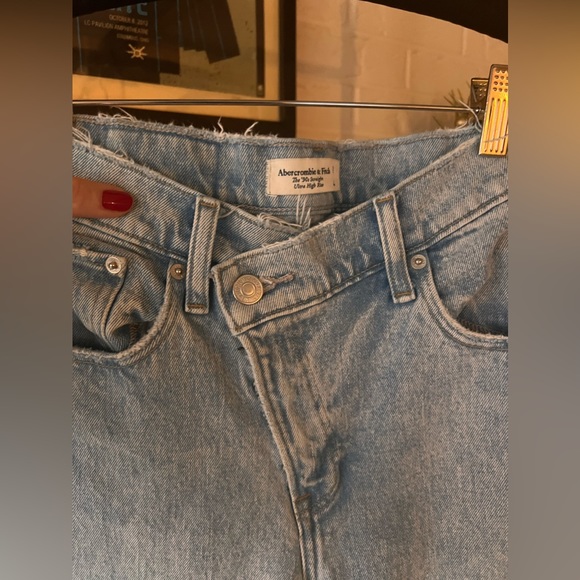 Abercrombie & Fitch 90’s Straight Asymmetrical Jeans - Picture 6 of 10